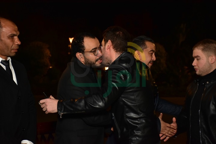 بالصور.. وصول خالد جلال وميريت الحريري ومحمدعز لتقديم العزاء في والدة حسام داغر بالصور.. وصول خالد جلال وميريت الحريري ومحمدعز لتقديم العزاء في والدة حسام داغر