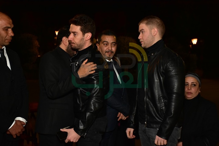 بالصور.. وصول خالد جلال وميريت الحريري ومحمدعز لتقديم العزاء في والدة حسام داغر بالصور.. وصول خالد جلال وميريت الحريري ومحمدعز لتقديم العزاء في والدة حسام داغر