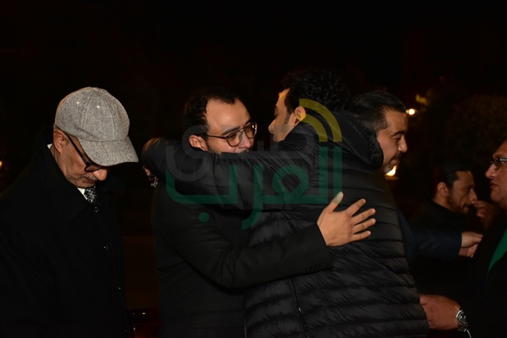بالصور.. وصول خالد جلال وميريت الحريري ومحمدعز لتقديم العزاء في والدة حسام داغر بالصور.. وصول خالد جلال وميريت الحريري ومحمدعز لتقديم العزاء في والدة حسام داغر