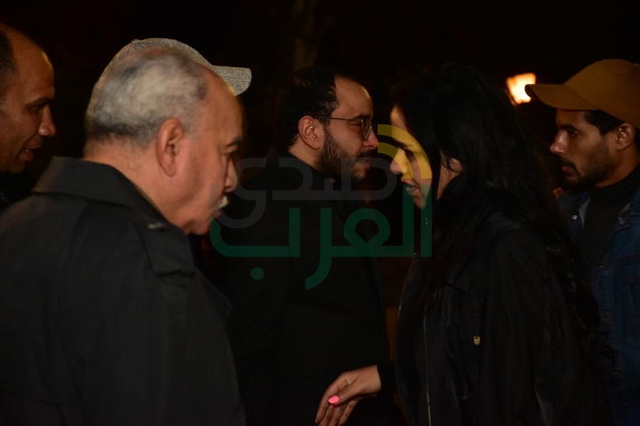 بالصور.. وصول خالد جلال وميريت الحريري ومحمدعز لتقديم العزاء في والدة حسام داغر