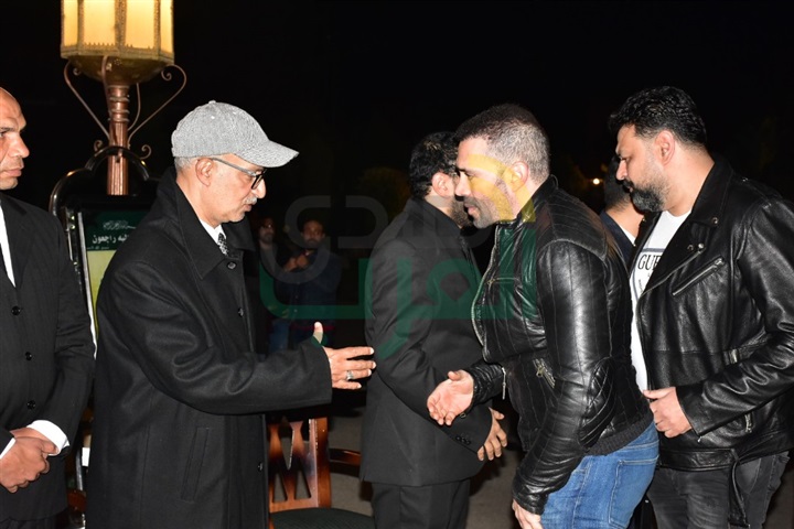 بالصور.. وصول خالد جلال وميريت الحريري ومحمدعز لتقديم العزاء في والدة حسام داغر بالصور.. وصول خالد جلال وميريت الحريري ومحمدعز لتقديم العزاء في والدة حسام داغر
