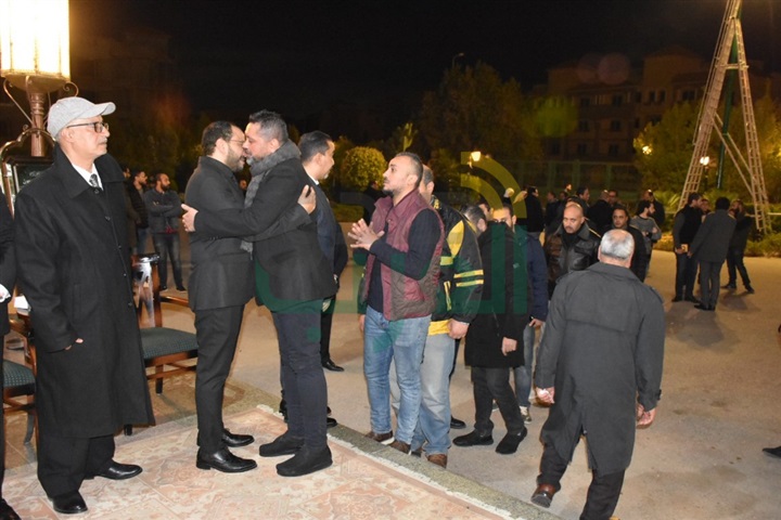 بالصور.. وصول خالد جلال وميريت الحريري ومحمدعز لتقديم العزاء في والدة حسام داغر بالصور.. وصول خالد جلال وميريت الحريري ومحمدعز لتقديم العزاء في والدة حسام داغر