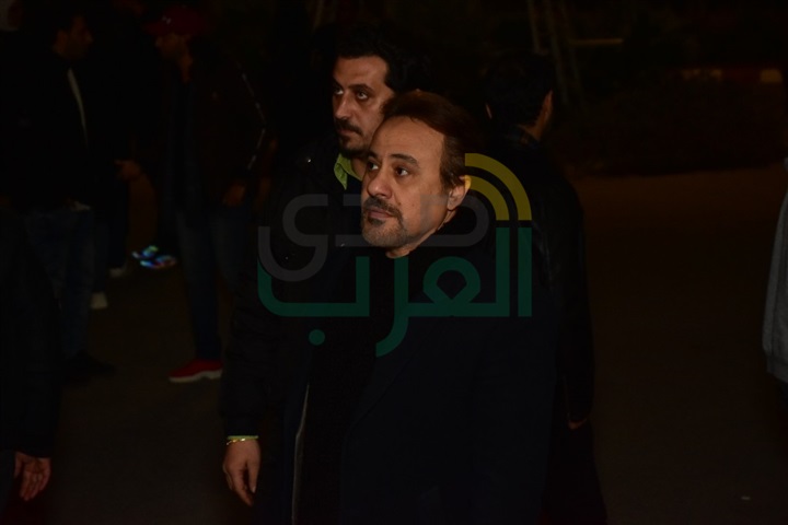 بالصور.. وصول خالد جلال وميريت الحريري ومحمدعز لتقديم العزاء في والدة حسام داغر