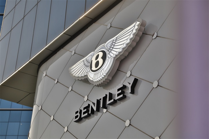 Bentley Emirates تفتتح صالة عرض جديدة في قلب العاصمة الإماراتية أبوظبي