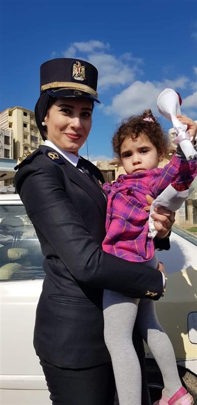 بالصور.. احتفالا بعيدهم.. ضباط كفر الشيخ يوزعون الورود على المواطنين