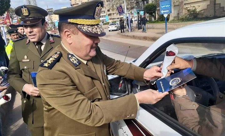 بالصور.. احتفالا بعيدهم.. ضباط كفر الشيخ يوزعون الورود على المواطنين