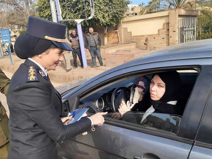 بالصور.. احتفالا بعيدهم.. ضباط كفر الشيخ يوزعون الورود على المواطنين
