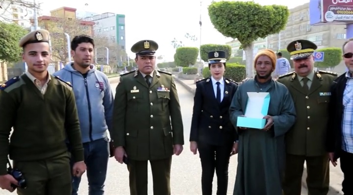 بالصور.. احتفالا بعيدهم.. ضباط كفر الشيخ يوزعون الورود على المواطنين