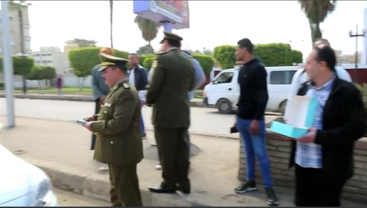 بالصور.. احتفالا بعيدهم.. ضباط كفر الشيخ يوزعون الورود على المواطنين