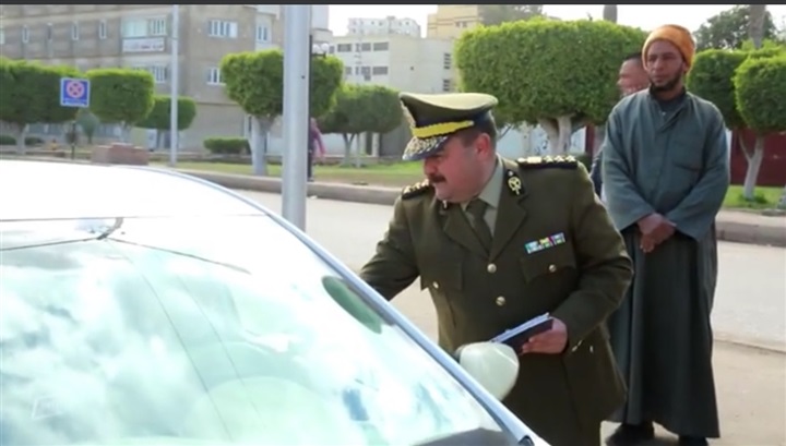 بالصور.. احتفالا بعيدهم.. ضباط كفر الشيخ يوزعون الورود على المواطنين