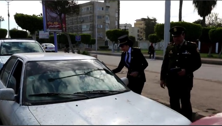 بالصور.. احتفالا بعيدهم.. ضباط كفر الشيخ يوزعون الورود على المواطنين