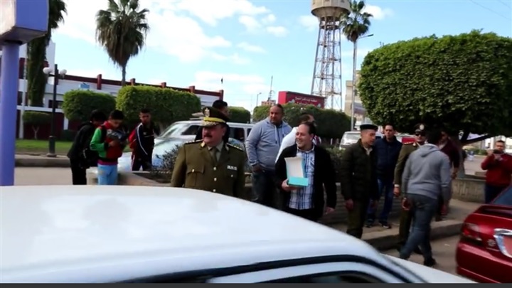 بالصور.. احتفالا بعيدهم.. ضباط كفر الشيخ يوزعون الورود على المواطنين