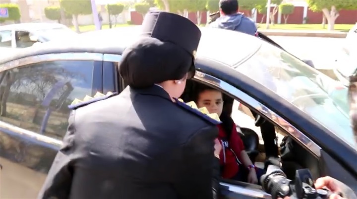 بالصور.. احتفالا بعيدهم.. ضباط كفر الشيخ يوزعون الورود على المواطنين