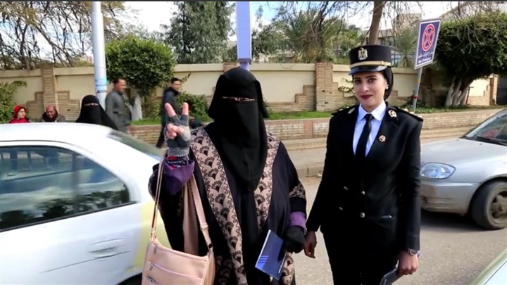 بالصور.. احتفالا بعيدهم.. ضباط كفر الشيخ يوزعون الورود على المواطنين