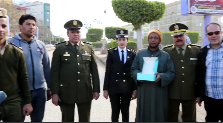 بالصور.. احتفالا بعيدهم.. ضباط كفر الشيخ يوزعون الورود على المواطنين