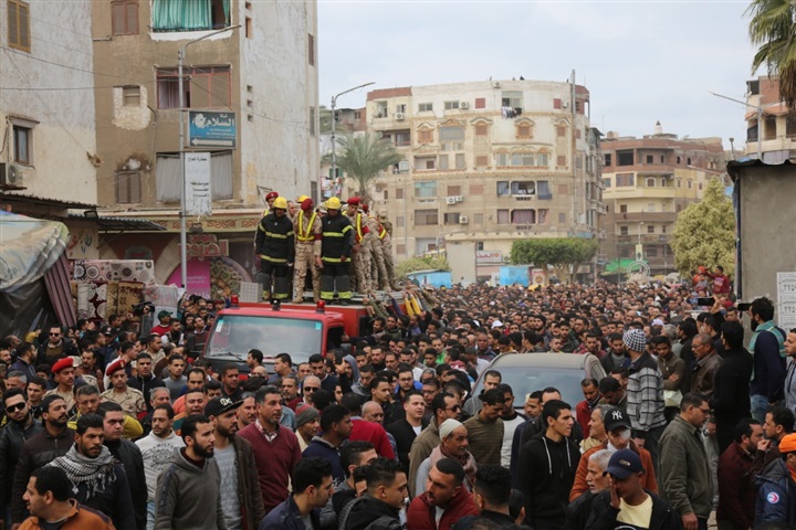 بالصور.. جنازة «شهيد دسوق» تتحول لمظاهرة ضد الإرهاب بكفر الشيخ