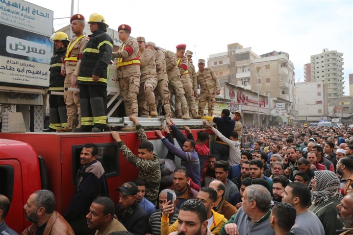 بالصور.. جنازة «شهيد دسوق» تتحول لمظاهرة ضد الإرهاب بكفر الشيخ