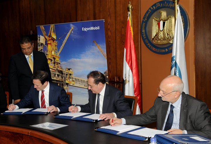 شركة إكسون موبيل تحتفل بتوقيع اتفاقيتين بحريتين للبحث والتنقيب عن الغاز الطبيعي في مصر بالبحر الأبيض المتوسط شركة إكسون موبيل تحتفل بتوقيع اتفاقيتين بحريتين للبحث والتنقيب عن الغاز الطبيعي في مصر بالبحر الأبيض المتوسط