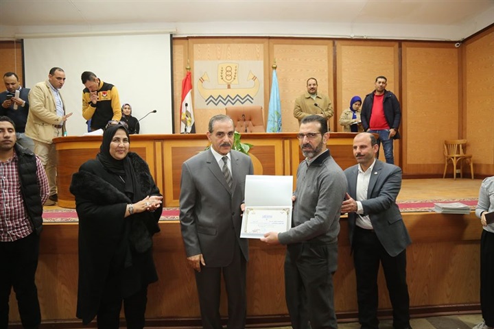 بالأسماء.. محافظ كفر الشيخ يكرم 50 طبيبًا وموظفًا لجهودهم المبذولة في عملهم