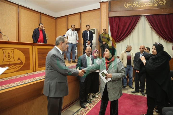 بالأسماء.. محافظ كفر الشيخ يكرم 50 طبيبًا وموظفًا لجهودهم المبذولة في عملهم