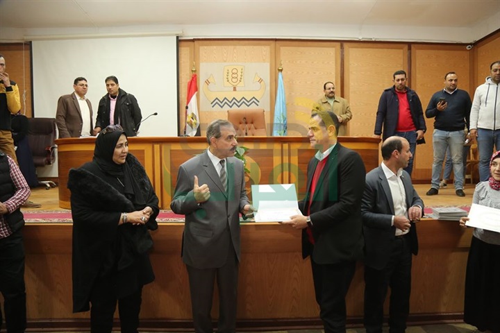 بالأسماء.. محافظ كفر الشيخ يكرم 50 طبيبًا وموظفًا لجهودهم المبذولة في عملهم