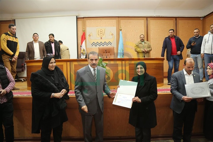 بالأسماء.. محافظ كفر الشيخ يكرم 50 طبيبًا وموظفًا لجهودهم المبذولة في عملهم
