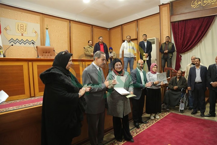 بالأسماء.. محافظ كفر الشيخ يكرم 50 طبيبًا وموظفًا لجهودهم المبذولة في عملهم