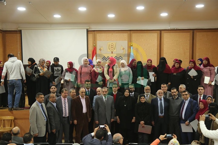 بالأسماء.. محافظ كفر الشيخ يكرم 50 طبيبًا وموظفًا لجهودهم المبذولة في عملهم