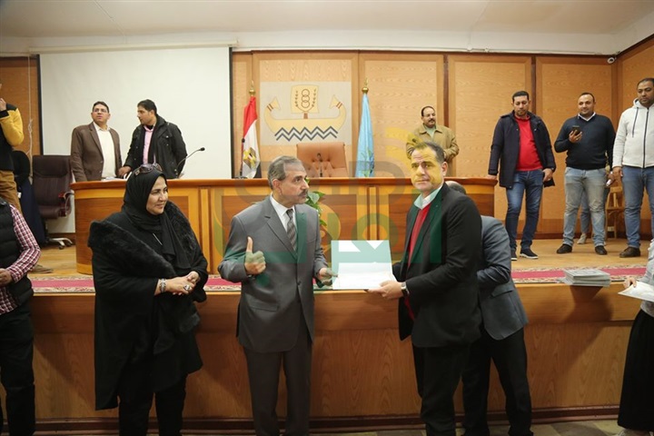 بالأسماء.. محافظ كفر الشيخ يكرم 50 طبيبًا وموظفًا لجهودهم المبذولة في عملهم
