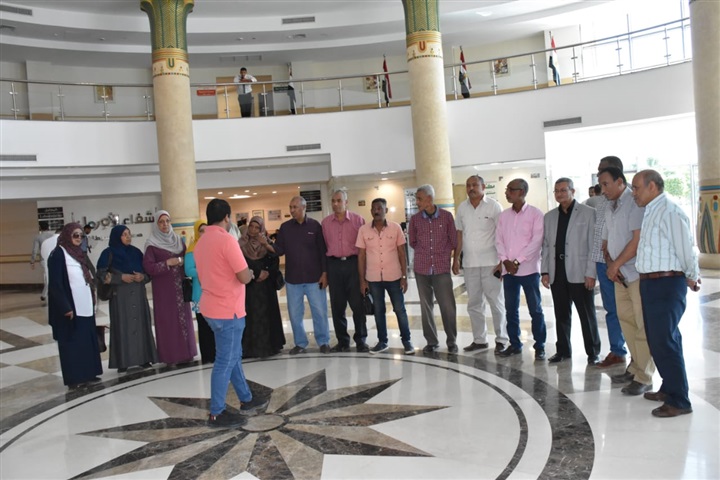 قيادات مركز النيل للإعلام بالأقصر والهيئة العامة للإستعلامات في زيارة لدعم مرضي السرطان بمستشفي شفاء الأورمان بالأقصر