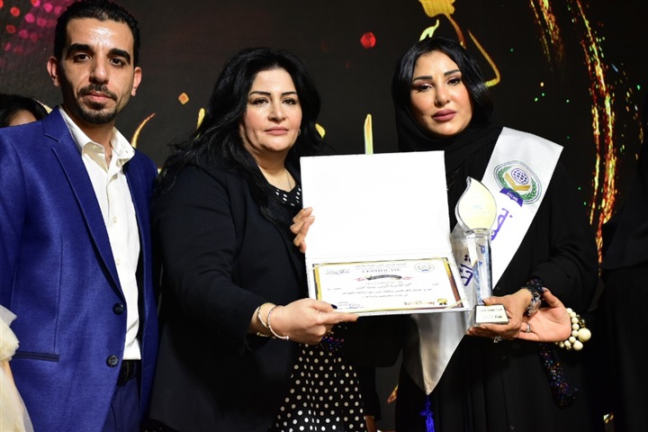 غصين تتوج صاحبة السمو البندري في جائزة بصمة قائدة لعام 2020 في مصر غصين تتوج صاحبة السمو البندري في جائزة بصمة قائدة لعام 2020 في مصر
