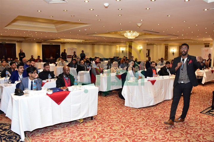 بالصور.. مناقشات الحضور مع الدكتور عمار عمر عن بعض العراقيل بالصور.. مناقشات الحضور مع الدكتور عمار عمر عن بعض العراقيل