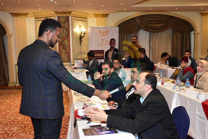بالصور.. مناقشات الحضور مع الدكتور عمار عمر عن بعض العراقيل بالصور.. مناقشات الحضور مع الدكتور عمار عمر عن بعض العراقيل