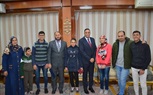محافظ الدقهلية يكرم الأب الشجاع صاحب واقعة القطار ويمنحه شهادة تقدير