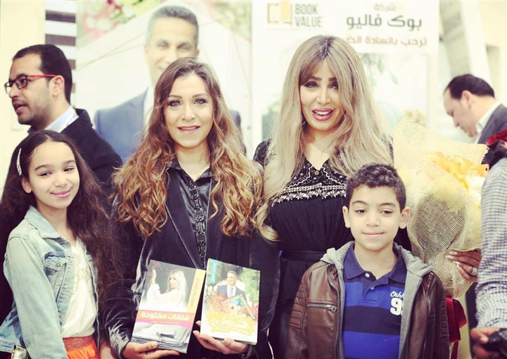بالصور.. إيمان ابوطالب تحتفل بتوقيع كتاب "ملفات مفتوحة"