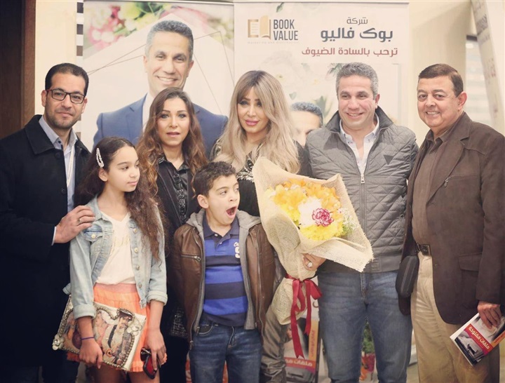 بالصور.. إيمان ابوطالب تحتفل بتوقيع كتاب "ملفات مفتوحة"