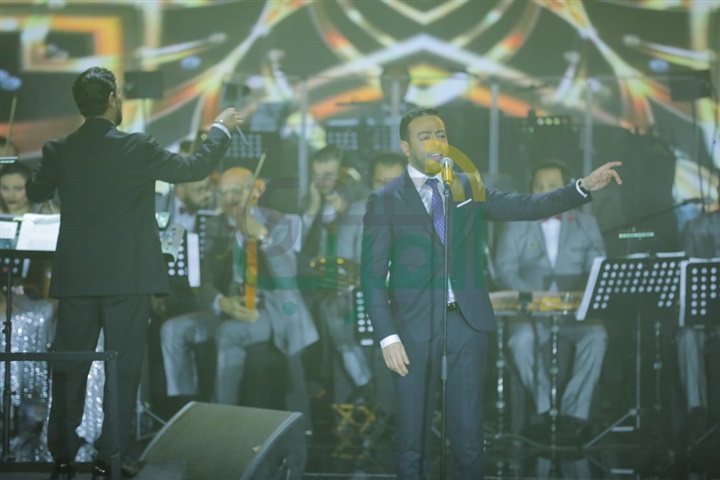 بالصور.. تامر عاشور يتألق في حفل عيد الحب على مسرح كايرو شو بالقاهرة الجديدة بالصور.. تامر عاشور يتألق في حفل عيد الحب على مسرح كايرو شو بالقاهرة الجديدة