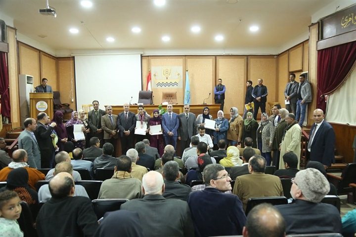 بالصور.. محافظ كفر الشيخ ونائبه يكرمان الأولي عالميًا في «تلاوة القرآن» و4 متميزين