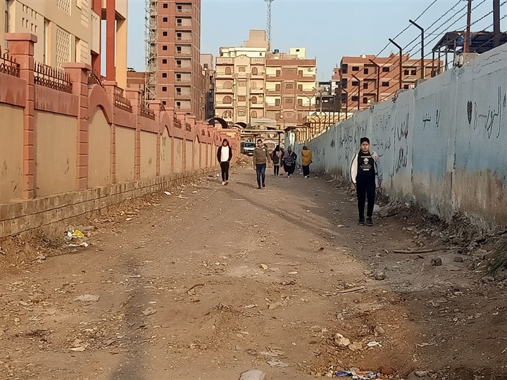 بالصور.. بعد سنوات من إغلاقه.. فتح طريق مجمع مدارس علي عبد الشكور بكفر الشيخ