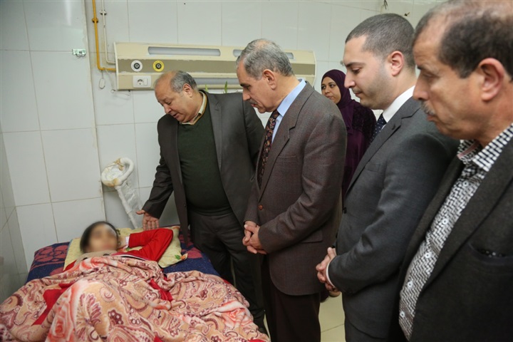 بالصور.. محافظ كفر الشيخ يشيد بالطاقم الطبي بعد نجاح العملية الجراحية لطالبة "التروسيكل"