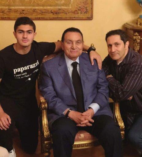 بالصور.. علاقة خاصة ربطت الرئيس الراحل حسنى مبارك بأحفاده حتي وفاته