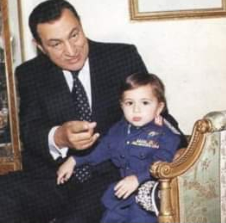 بالصور.. علاقة خاصة ربطت الرئيس الراحل حسنى مبارك بأحفاده حتي وفاته
