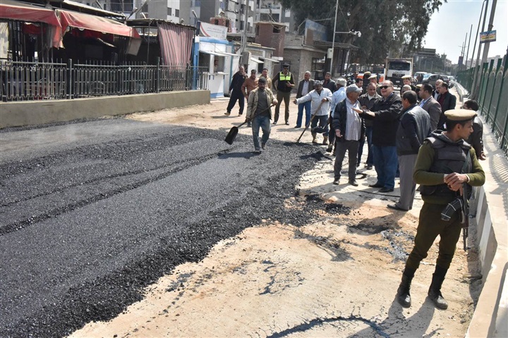 محافظ أسيوط يتفقد أعمال الرصف الجاري تنفيذها بطريق نزلة عبداللاه وكوبرى الواسطى العلوي