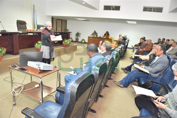محافظ أسيوط يتفقد أعمال الرصف الجاري تنفيذها بطريق نزلة عبداللاه وكوبرى الواسطى العلوي