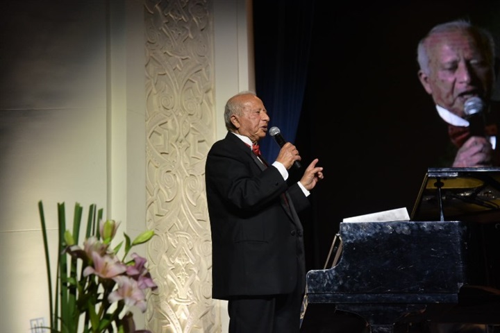 بالصور.. هاني شنودة يتألق بحفل الجامعة الامريكية بحفل أول مرة رفعا شعار كامل العدد بالصور.. هاني شنودة يتألق بحفل الجامعة الامريكية بحفل أول مرة رفعا شعار كامل العدد