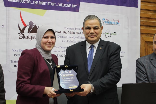 بالصور.. رئيس جامعة كفر الشيخ يكرم الأوائل في احتفالية استقبال أطباء الامتياز