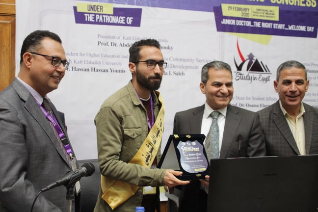 بالصور.. رئيس جامعة كفر الشيخ يكرم الأوائل في احتفالية استقبال أطباء الامتياز
