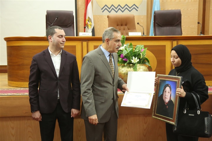 بالصور.. محافظ كفر الشيخ يكرم 36 متميزًا بالصحة والإسعاف والتعليم والديوان العام  