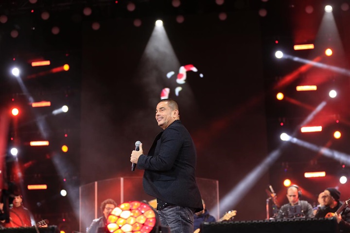 بالصور.. عمرو دياب يتألق فى المنارة فى حفل كامل العدد