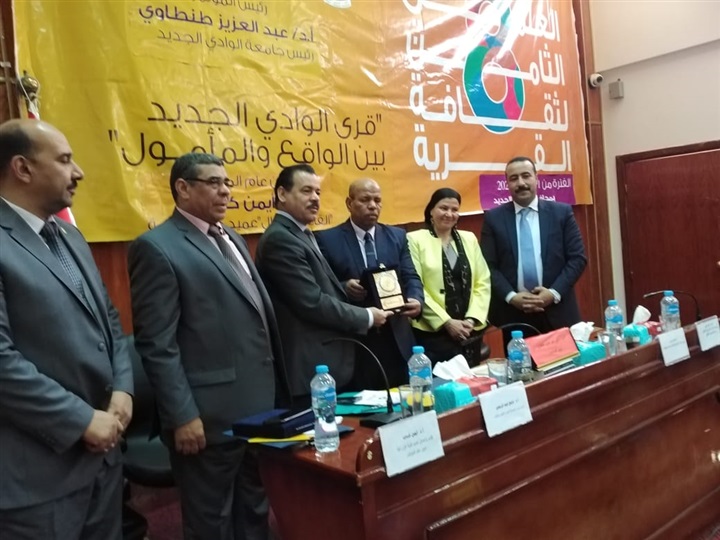 حرف تراثية ومائدة مستديرة ودراسات بحثية في المؤتمر العلمي الثامن لثقافة القرية
